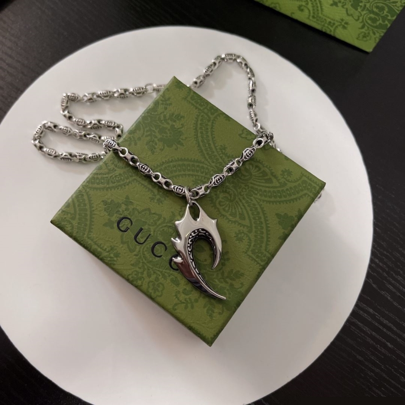 G*u*i necklaces